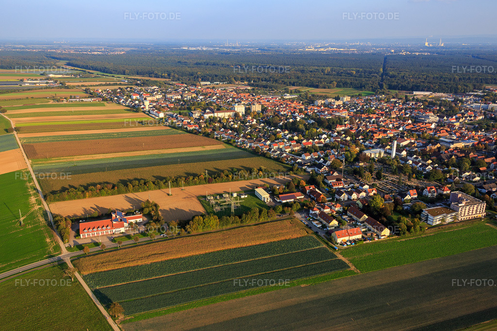 Luftbild: Landauer Straße mit Freiwillige Feuerwehr Kandel und Willi-Hussong-Haus in Kandel im Bundesland Rheinland-Pfalz in Deutschland. Foto: IMG_073879.jpg vom 03.10.2014 durch Werner Riehm/FLY-FOTO.deWilli-Hussong-Haus Kandel&nbsp;-&nbsp;Diakonissen Speyer