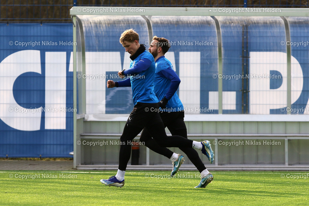 NH_HolsteinKiel_Training_12022025 | #23 Lasse Rosenboom und #3 Marco Komenda (beide Holstein Kiel) trainierten noch dosiert.Fußball I Herren I Training I Saison 2024-2025 I Holstein Kiel I 12.02.2025 I Citti-Fußballpark