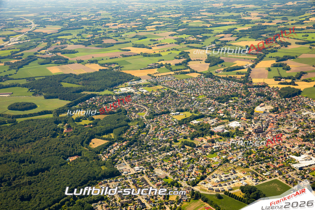Aktuelles Luftbild von  Dinklage - Die Luftaufnahme wurde 2022 mittels UL-Flugzeug erstellt ( keine Drohne ) - hochauflösende Kamera-Systeme von  Canon -Beste Qualität - Für grossformatige Ausdrucke geeignet. Die Geschenkidee !