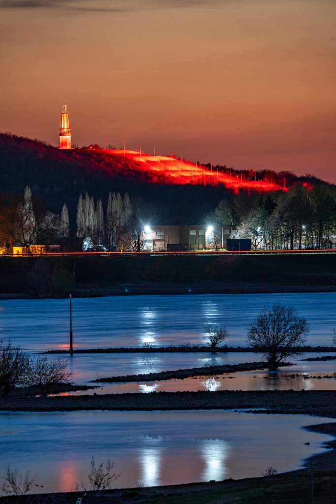 JT-210413 | Rhein bei Duisburg-Beeckerwerth, Halde Rheinpreussen in Moers, Haldenzeichen Das Geleucht, Lichtinstallation, Duisburg, NRW, Deutschland  - Realisiert mit Pictrs.com