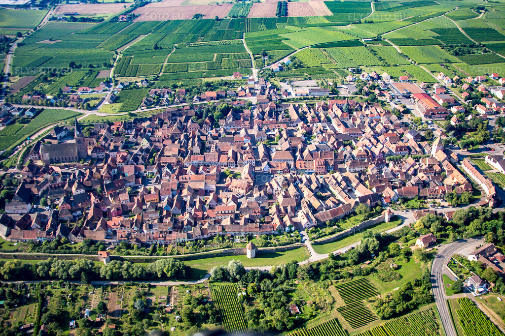 Vue aérienne: Quartier de la vieille ville et centre-ville de la ville viticole médiévale Bergheim à Bergheim dans le département Haut-Rhin, France. Photo: IMG_093329.jpg prise le 16/08/2016 par Werner Riehm/FLY-FOTO.eu – Résolution de l'original: 5033 x 3355 px