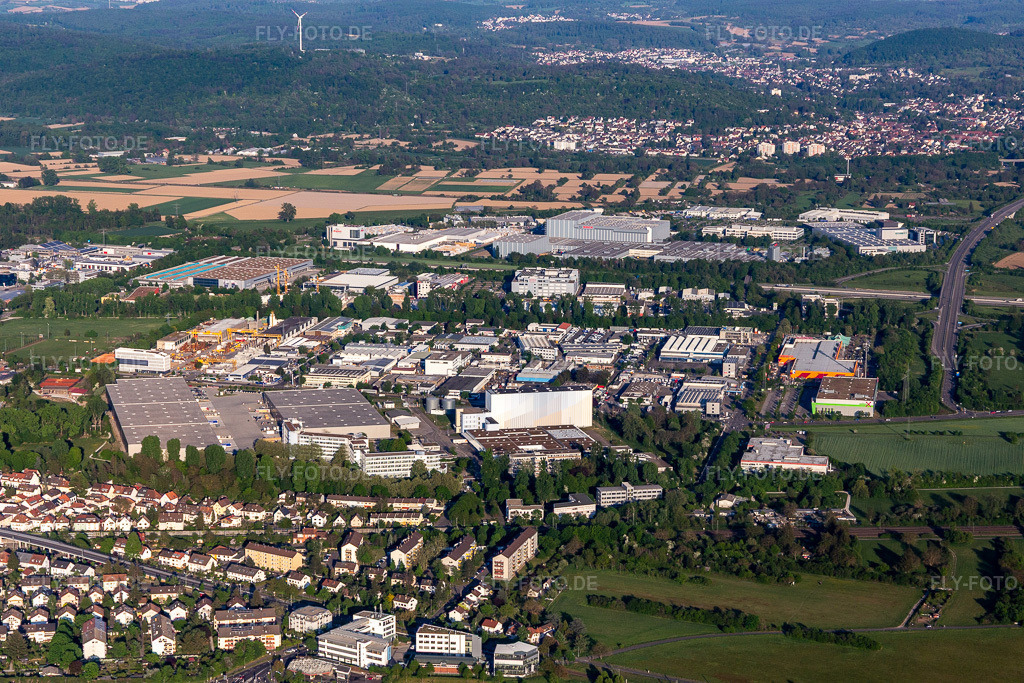 Luftbild: Industriegebiet An der Tagweide mit Würth, Mömax, BAMF, Pfizer, Hegele im Ortsteil Hagsfeld in Karlsruhe im Bundesland Baden-Württemberg in Deutschland. Foto: IMG_120491.jpg vom 23.04.2020 durch Werner Riehm/FLY-FOTO.de