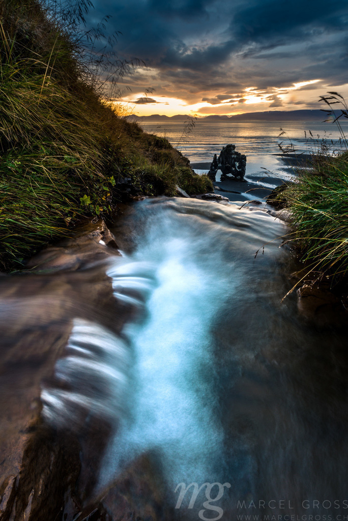 Hvitserkur Felsbogen mit Wasserfall an Islands Nordküste | located on the North Shore of Iceland Hvitserkur is a truly iconic landmark. there is a seal colony nearby and a creek is running down the steep slopes to the beautiful beach. - Realisiert mit Pictrs.com