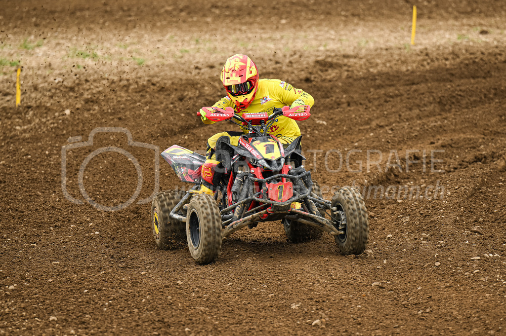 Motocross Schlatt bei Winterthur - 30. April 2023 | #1 Ferraz Joao aus Regensdorf (CH) auf Suzuki J Francing in der Kategorie Quad am Motocross Schlatt bei Winterthur, 30. April 2023. 
Instagram: @mx_schlatt | @mc_wila | @sam_schweiz
Bild: Sportfotografie Markus Aeschimann | www.markus-aeschimann.ch - Realisiert mit Pictrs.com