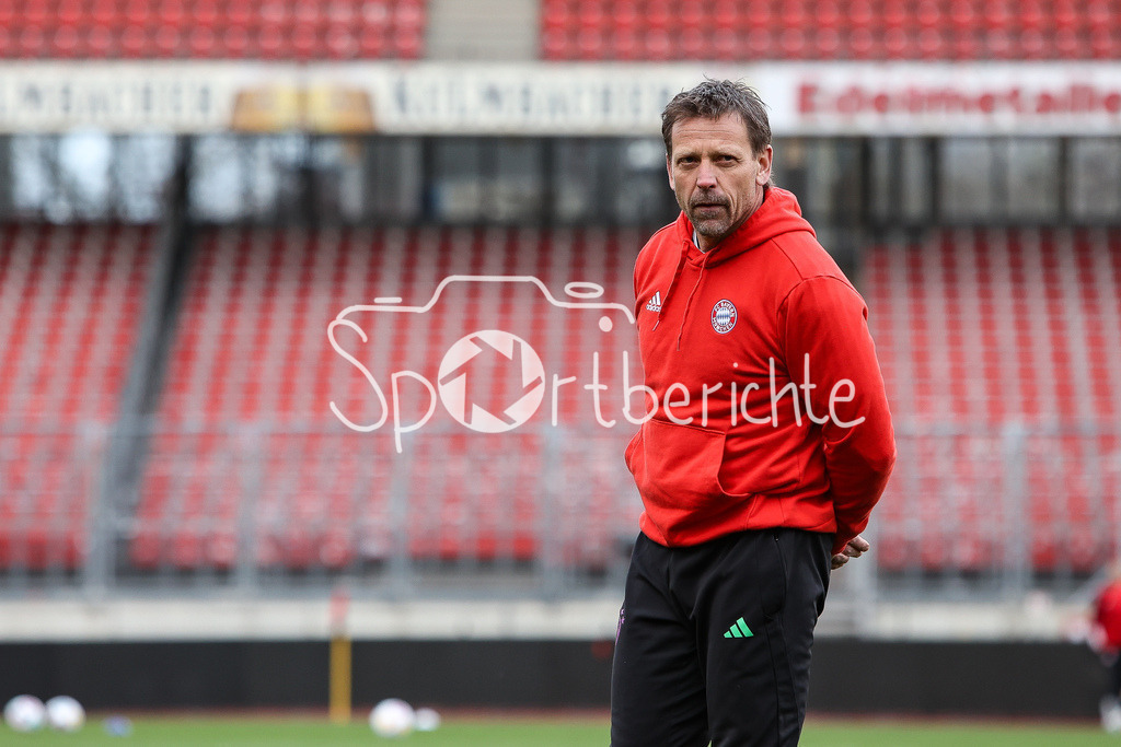 1. FC Nürnberg II - FC Bayern Amateure | Bayern Amateure Trainer Holger SEITZ in Aktion vor der Partie in Nürnberg / Freisteller / Einzelfoto