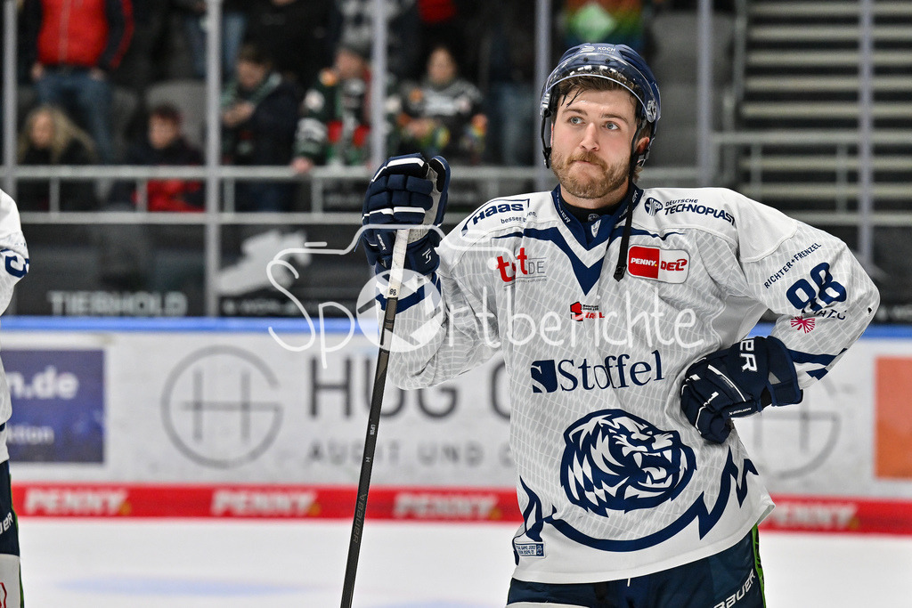 Augsburger Panther - Straubing Tigers | ein enttaeuschter JC LIPON (Straubing Tigers #88) nach der Niederlage in Augsburg / DEL: Augsburger Panther - Straubing Tigers, Curt Frenzel Stadion am 29.11.2024