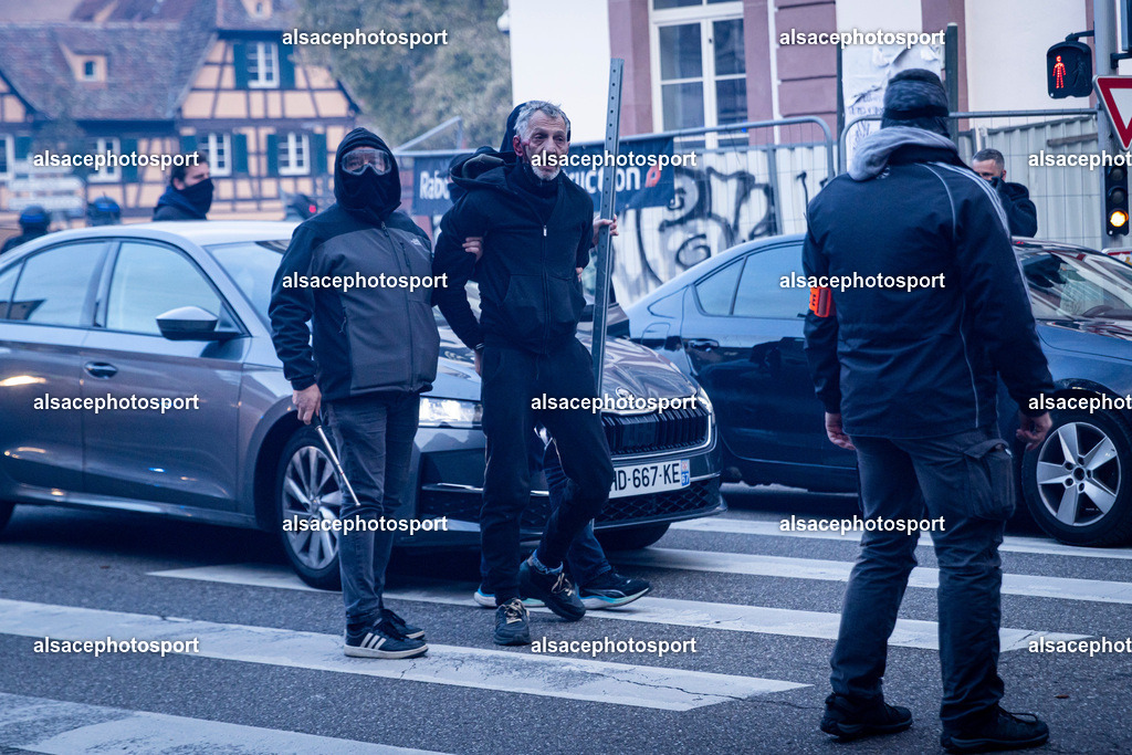 9L6A7492 | Strasbourg, France, 24 octobre 2026. Des manifestants affrontent les forces de l’ordre lors d’une mobilisation dans le centre-ville de Strasbourg. Des policiers interviennent pour disperser des groupes de manifestants, tandis que des gaz lacrymogènes sont utilisés. Des affrontements, des jets de projectiles et des dégradations sont observés dans plusieurs rues. Des barricades et des véhicules en feu témoignent de la tension qui règne en marge de la mobilisation. - Realisiert mit Pictrs.com