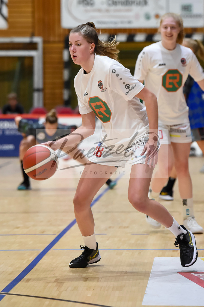 PANNOE20211010_005 | Basketball, Frauen: Merit Brennecke (GiroLive-Panthers Osnabrueck) in Aktion, am Ball, Einzelaktion beim Spiel der Toyota DBBL zwischen GiroLive-Panthers Osnabrueck und Eigner Angels Noerdlingen im datos – home of the panthers am 10.10.2021 in Osnabrueck, Deutschland. - Realisiert mit Pictrs.com
