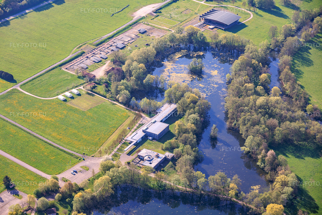 Vue aérienne: Réserve naturelle du musée romain Bliesbruck à Bliesbruck dans le département Moselle, France – .Photo: IMG_154511.jpg prise le 18/04/2026 par Werner Riehm/FLY-FOTO.eu – Résolution de l'original: 6000 x 4000 px – Parc archéologique européen de Bliesbruck-Reinheim - Moselle Culture