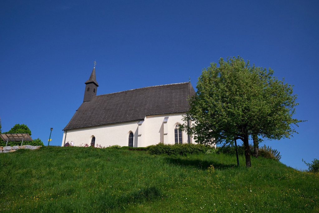 Magdalenabergkirche gegen blauen Himmel | Bad Schalllerbach, Austria - April 13, 2024: Magdalenabergkirche gegen blauen Himmel. - Realisiert mit Pictrs.com