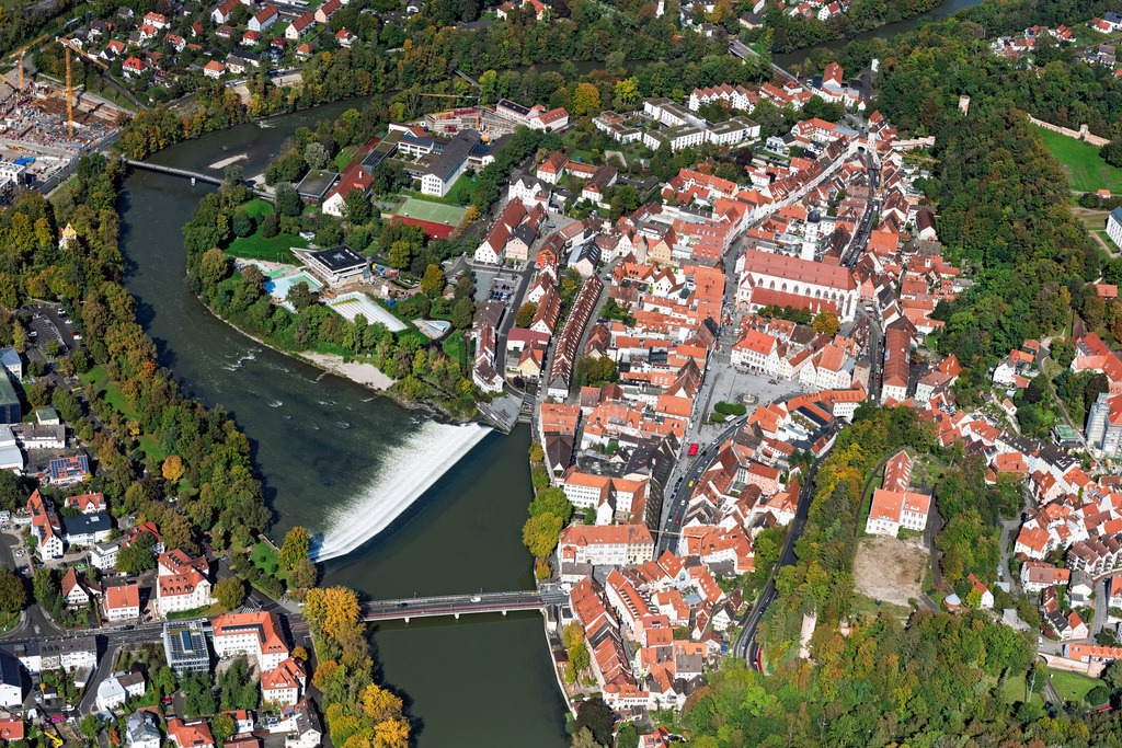 dr__0056221.jpg | LANDSBERG AM LECH 07.10.2024 Altstadtbereich und Innenstadtzentrum in Landsberg am Lech mit Lechwehr im Bundesland Bayern, Deutschland. // Old Town area and city center in Landsberg am Lech in the state Bavaria, Germany. Foto: Daniel Reiter