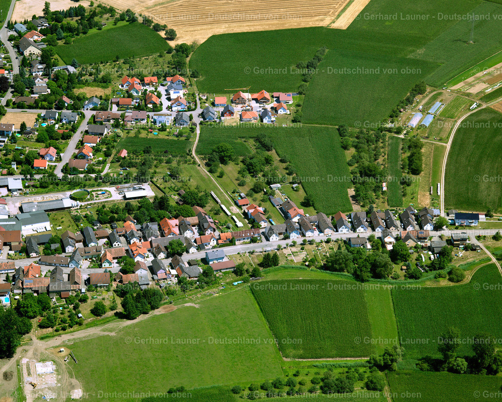 2696155 | HELMLINGEN 18.07.2006 Landwirtschaftliche Nutzflächen und Feldgrenzen  umsäumen das Siedlungsgebiet des Dorfes in Helmlingen im Bundesland Baden-Württemberg, Deutschland // Agricultural land and field boundaries surround the settlement area of the village  in Helmlingen in the state Baden-Wuerttemberg, Germany Foto: Gerhard Launer