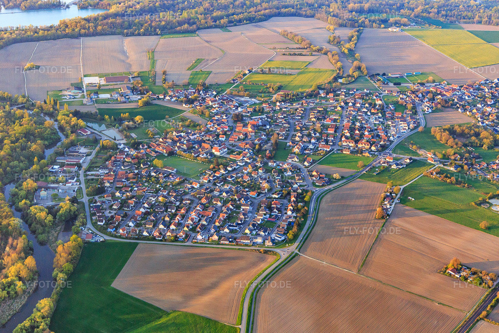 Luftbild: Dorfansicht am Ufer der Moder aus Norden in Stattmatten im Bundesland Bas-Rhin in Frankreich. – Foto: IMG_126528.jpg vom 25.04.2021 durch Werner Riehm/FLY-FOTO.de – Auflösung des Originals: 5261 x 3508 px