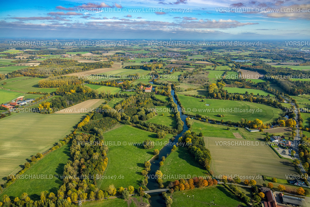 Hamm221003012 | Luftbild, Schloss Oberwerries, Lippeaue, Oberwerrieser Mersch, Fluss Lippe Mäander mit Wiesen und Feldern in Herbstfarben, Heessen, Hamm, Ruhrgebiet, Nordrhein-Westfalen, Deutschland