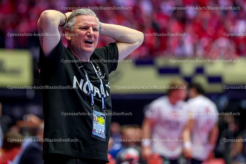 EHF28012603050 | 28.01.2026, Handball, Men's EHF EURO 2026, Dänemark - Norwegen, Jyske Bank Boxen in Herning, Dänemark, Main Round:  Headcoach Nikolaj Jacobsen (Denmark #hc) gestikulierend am Spielfeldrand  