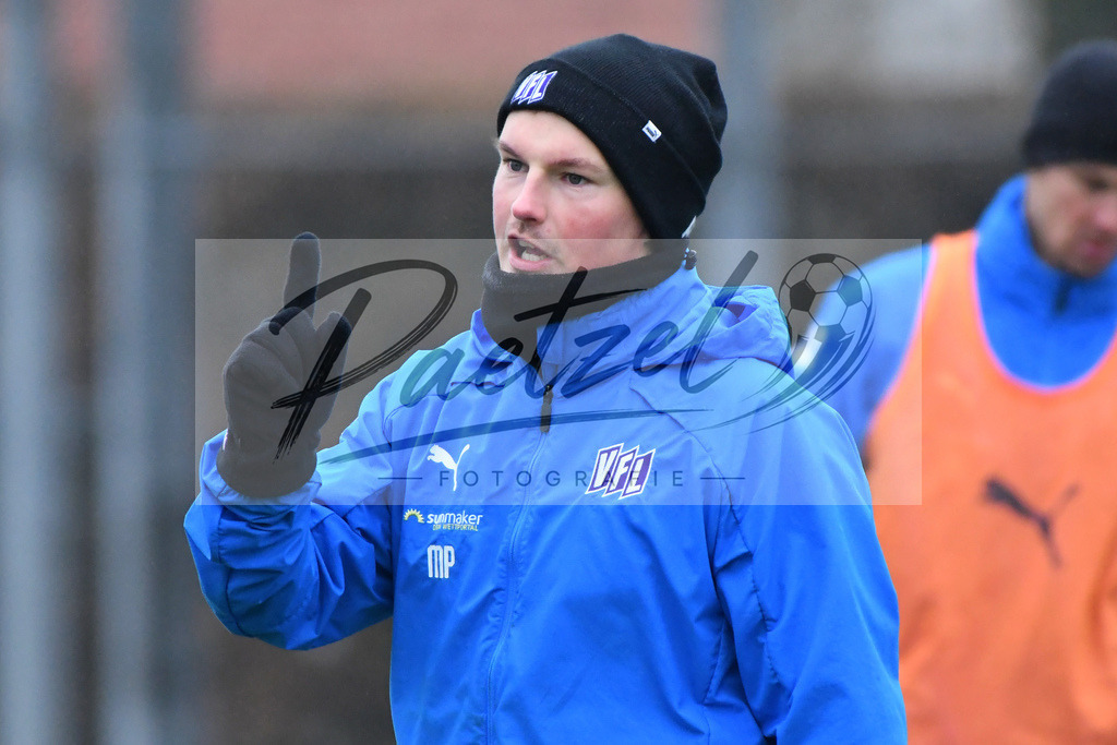 20200125_TRAOSN_0087 | Fußball, Herren: Co-Trainer Merlin Polzin (VfL Osnabrück) gestikuliert beim Training des VfL Osnabrück am 25.01.2020 im Sportpark Illoshöhe in Osnabrück, Deutschland.(Foto von Nico Paetzel) - Realisiert mit Pictrs.com