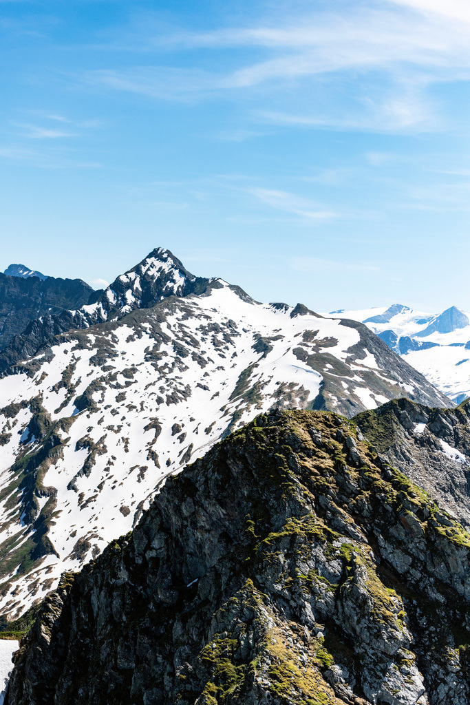 dr__0026608.jpg | MITTERSILL 25.06.2019 Winterlich schneebedeckte Gipfel der Alpen in der Felsen- und Berglandschaft in Mittersill in Salzburg, Österreich. // Wintry snowy rocky and mountainous landscape the Alps in Mittersill in Salzburg, Austria. Foto: Daniel Reiter
