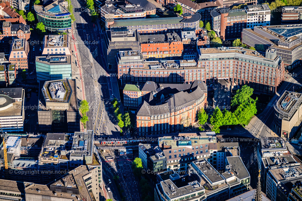 Hamburg_Rödingsmarkt_Willybrandt_Strasse_ELS_1501270425 | HAMBURG 27.04.2025 Straßenverkehr im Verlauf der Straßenkreuzung Rödingsmarkt - Willy-Brandt-Straße in der Innenstadt mit Blick auf die Baustelle zum Neubau der Hotelanlage Motel One an der Admiralitätstraße im Ortsteil Altstadt in Hamburg, Deutschland. Weiterführende Informationen bei: GSP Architekten PartG mbB,  W. MARKGRAF GmbH & Co KG  Bauunternehmung. // Road over the crossroads Roedingsmarkt - Willy-Brandt-Strasse in the inner city overlooking the construction site for the hotel building Motel One on Admiralitaetstrasse in the district Altstadt in Hamburg, Germany. Further information at: GSP Architekten PartG mbB,  W. MARKGRAF GmbH & Co KG  Bauunternehmung. Foto: Martin Elsen