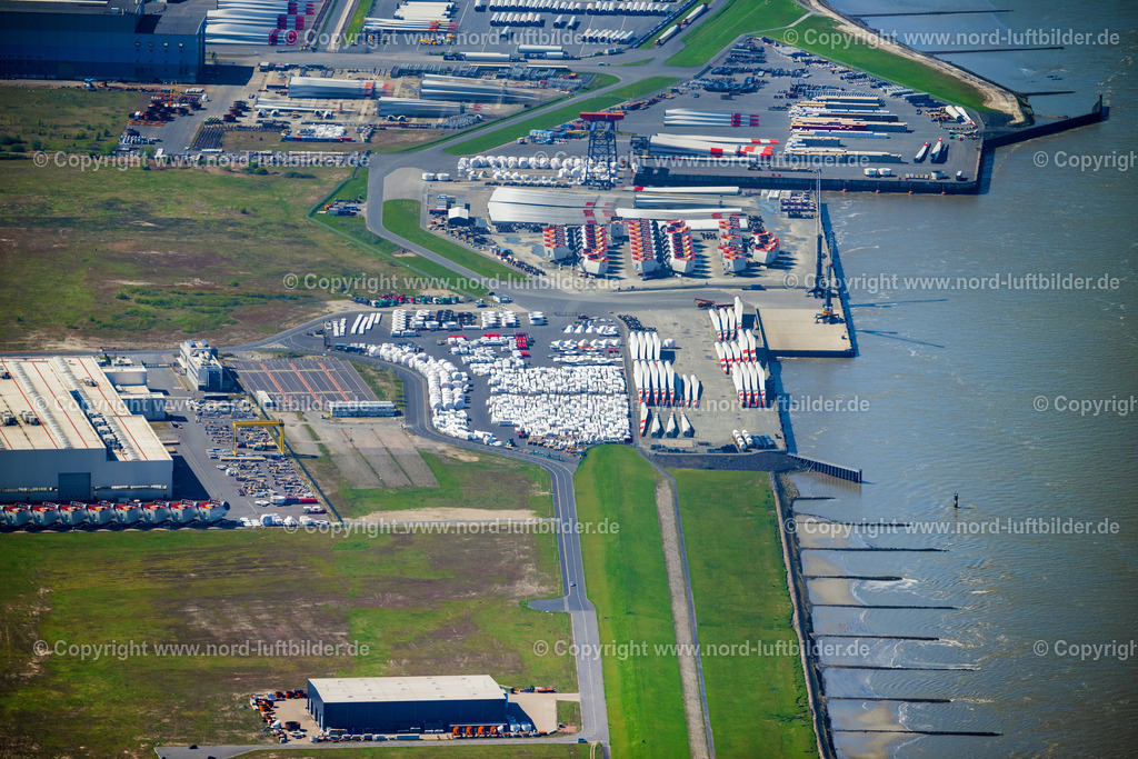 Cuxhaven_Siemens_Gamesa_Renewable_Energy_ELS_9396300423 | CUXHAVEN 30.04.2023 Lager- und Freiflächen der Windrad- Montage und Produktionsstätte im Industriegebiet des Siemens Offshore- Windturbinenwerk in Cuxhaven im Bundesland Niedersachsen, Deutschland. Beteiligte Firmen sind Siemens Gamesa Renewable Energy die ARCADIS Germany GmbH und Ballast Nedam nach Entwürfen der ARCHITEKTEN BRÜNING REIN. // Storage and open spaces of the wind turbine assembly and production facility in the industrial area of the Siemens offshore wind turbine plant in Cuxhaven in the state Lower Saxony, Germany. Participating companies are Siemens Gamesa Renewable Energy, ARCADIS Germany GmbH and Ballast Nedam according to designs by ARCHITEKTEN BRUeNING REIN. Foto: Martin Elsen