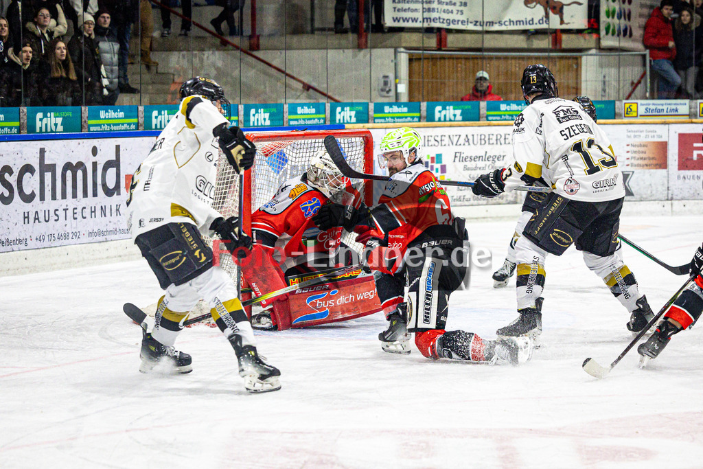 TSV Peißenberg MINERS gegen EHC Königsbrunn PINGUINE | Eishockey Bayernliga Herren Playoffs Viertelfinale 2024/25 - Spiel 4 von 7, TSV Peißenberg MINERS gegen EHC Königsbrunn PINGUINE, 20250216,Marek HALODA (MINERS 64) verteidigt,2025-02-16 in Peißenberg (Eisstadion Peißenberg)Marek HALODA (MINERS 64)Copyright: WolfgangxLindner foto-lindner.de