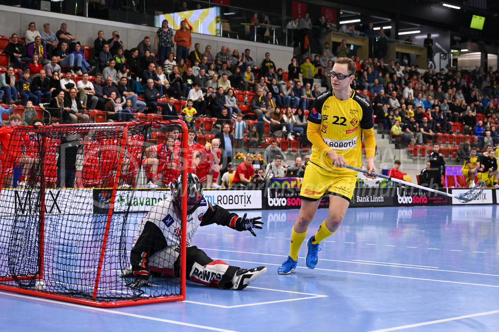 HC Rychenberg vs Floorball Köniz - 18. Dezember 2022 | HC Rychenberg vs Floorball Köniz
AXA Arena, Winterthur
Michel Wöcke (#22 HC Rychenberg) verwandelt seinen Penalty gegen Patrick Eder (#30 Floorball Köniz) souverän mittels Zorro.
Bild: Sportfotografie Markus Aeschimann | www.markus-aeschimann.ch - Realisiert mit Pictrs.com