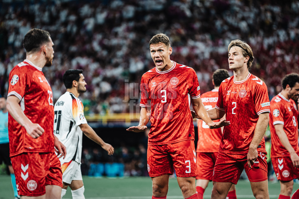 Fußball | Herren | UEFA-Fußball-Europameisterschaft 2024 | Achtelfinale | Deutschland vs. Dänemark | 29.06.2024 | Jannik Vestergaard (#3, Dänemark) mitte beruhig seine Mitspieler