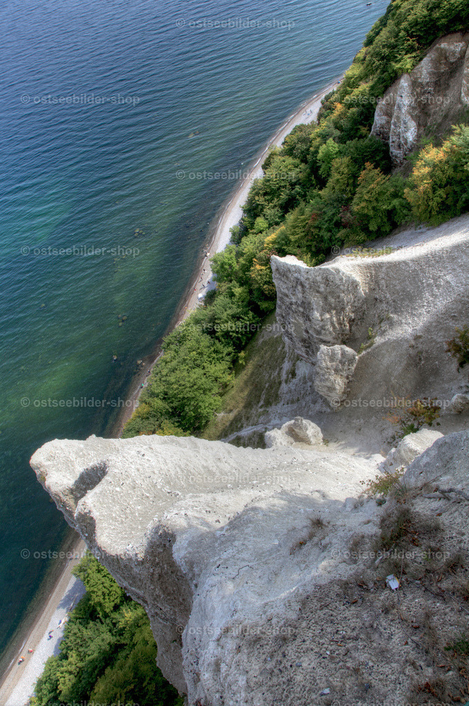 Blick von der Victoria-Sicht auf die Kreideriffe der Stubbenkammer | Blick vom Balkon der Victoria-Sicht senkrecht nach unten auf die Felsenriffe der Kreideküste und den tief unten liegenden Strand.