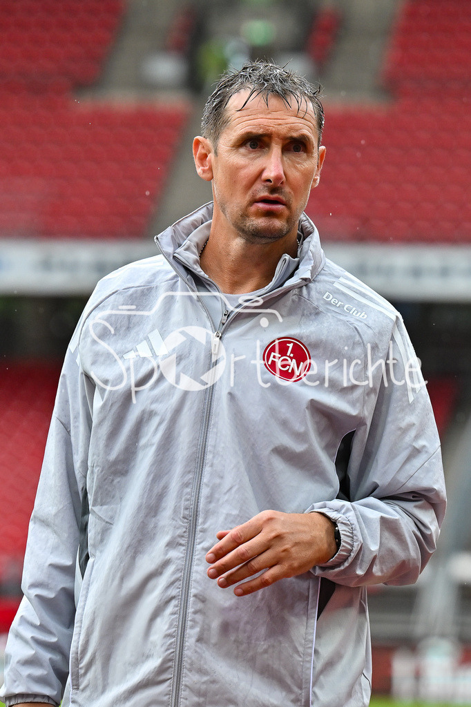 1. FC Nürnberg - Borussia Mönchengladbach | im Bild ein nasser Miroslav KLOSE Trainer 1. FC Nuernberg im Regen von Nuernberg / Einzelfoto / Freisteller / Testspiel: 1. FC Nuernberg - Borussia Mönchengladbach, Max-Morlock Stadion am 26.07.2025 / DFL REGULATIONS PROHIBIT ANY USE OF PHOTOGRAPHS AS IMAGE SEQUENCES AND/OR QUASI-VIDEO