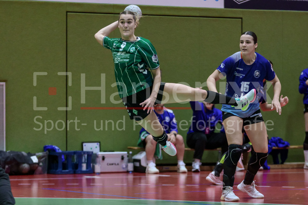 Handball, 2. Bundesliga Frauen, SV Werder Bremen - Bergischer HC | Luca Schumacher (SV Werder Bremen, 9) beim Wurf, am Ball, Spielszene, Aktion, Action