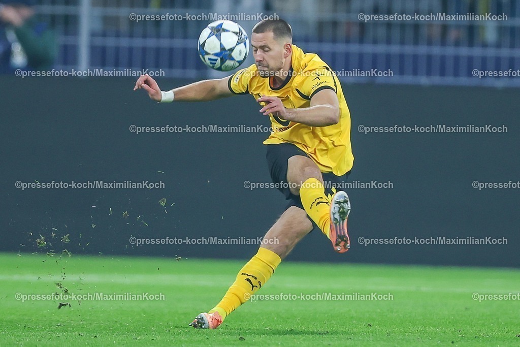 UCL25112501037 | 25.11.2025, Fußball, UEFA Champions League, Borussia Dortmund - FC Villarreal, BVB Stadion, 5. Spieltag, Saison 2025 2026: Waldemar Anton&nbsp;(BVB #03)  Regulations prohibit any use of photographs as image sequences and or quasi-video.