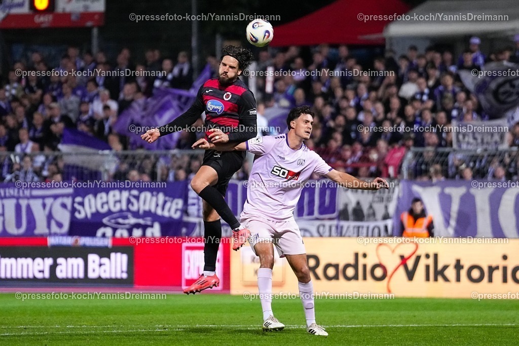 xYDR28092501129 | 28.09.2025, xydrx, Fußball, 3.Liga, Viktoria Köln - VFL Osnabrück, Saison 2025 2026, Sportpark Höhenberg: Lex-Tyger Lobinger (Viktoria Köln #9) im Zweikampf gegen Theo Janotta (VFL Osnabrück #20)   DFB regulations prohibit any use of photographs as image sequences and or quasi-video.