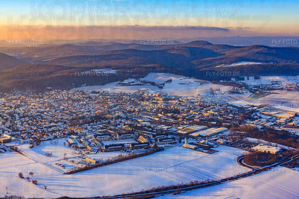 Stadtübersicht aus Südosten im Winter bei Schnee | Luftbild: Stadtübersicht aus Südosten im Winter bei Schnee in Bad Bergzabern im Bundesland Rheinland-Pfalz in Deutschland. Foto: IMG_54713.jpg vom 08.12.2012 durch Werner Riehm/FLY-FOTO.de - Realisiert mit Pictrs.com