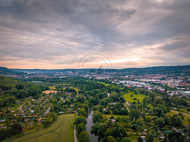 2026-06-17_20-44-54_000 | Weitläufige Landschaft unter einem bewölkten Himmel mit Jena im Hintergrund, umgeben von grünen Feldern und Bäumen, Jena, Thüringen, Deutschland - Realisiert mit Pictrs.com