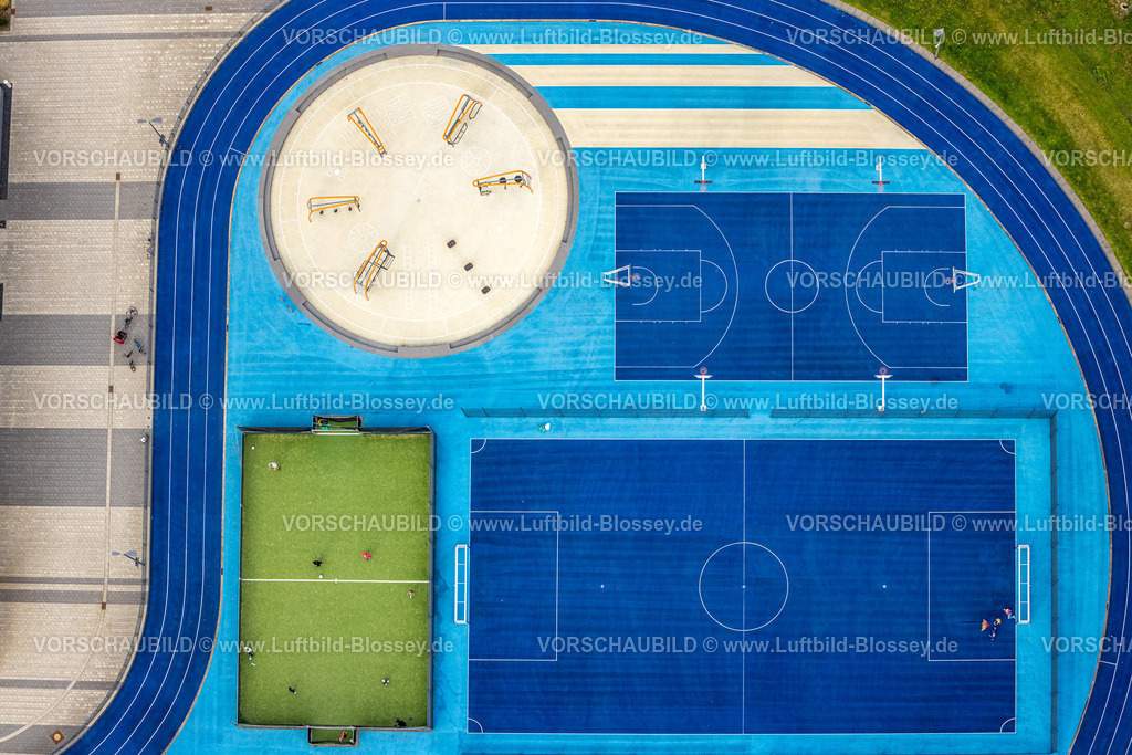 Kleve251005923 | Luftbild, Basketballfeld und Spielplatz am Berufskolleg, blaues Spielfeld, Kleve, Niederrhein, Nordrhein-Westfalen, Deutschland