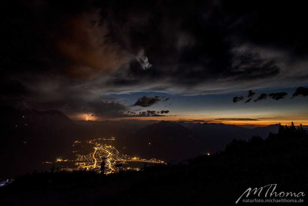 Gewitterabend beim Bergfestival am Wank | Dies ist der Online-Shop von naturfoto.michaelthoma.de. Ich bin leidenschaftlicher Naturfotograf und fotografiere von der Andromedagalaxie bis zum Zwergtaucher, von der Ameise bis zum Orionnebel alles was mit Natur zu tun hat. Hier kann eine Auswahl meine - Realisiert mit Pictrs.com