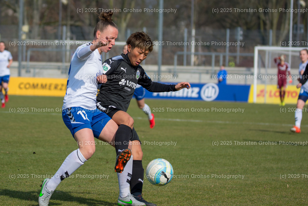 Fussball-BL Frauen 1. FFC Frankfurt vs. FF USV Jena | Jana Sedlackova #12 (FF USV Jena), Yokoyama Kumi #10 (1.FFC Frankfurt); Fussball-BL Frauen 1. FFC Frankfurt vs. FF USV Jena, Fussball-Bundesliga Frauen am 25.03.2018 im Stadion am Brentanobad in Frankfurt/Main, (Deutschland) - Realisiert mit Pictrs.com
