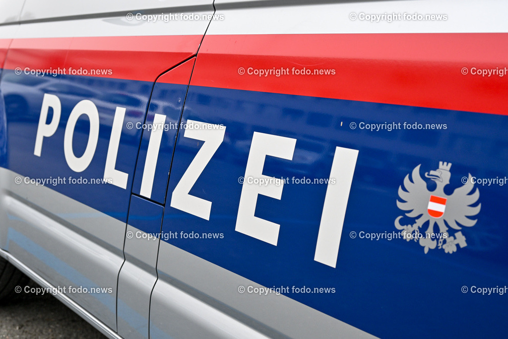 Landespolizeidirektion Ooe_ Pressekonferenz Sicherheitsbudget 2024_ 24.10.2023-35 | 24.10.2023, Landespolizeidirektion Oberoesterreich, AUT, Pressekonferenz Sicherheitsbudget 2024, im Bild Polizeiauto, Polizeifahrzeug, Polizeibus, Einsatzfahrzeug, Blaulicht, Logo, Schriftzug
