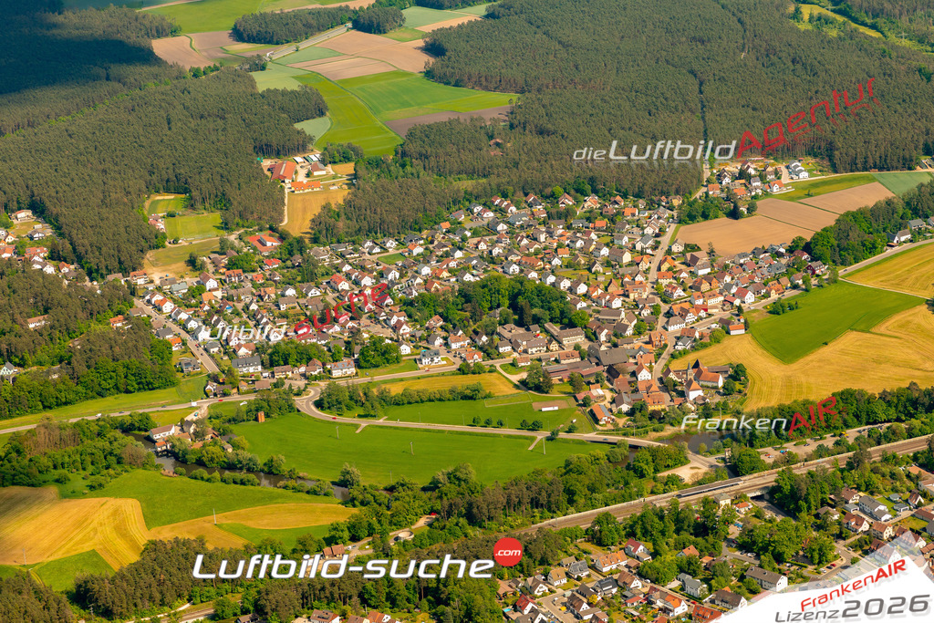 Das Luftbild zeigt : Pfaffenhofen Roth - Die Luftaufnahme wurde 2024 vom UL-Flugzeug aus erstellt ( keine Drohne ) - Hochauflösende Luftaufnahme - Für grossformatige Ausdrucke geeignet. Die Geschenkidee !Mit Lizenz und Bildrechte bestellbar