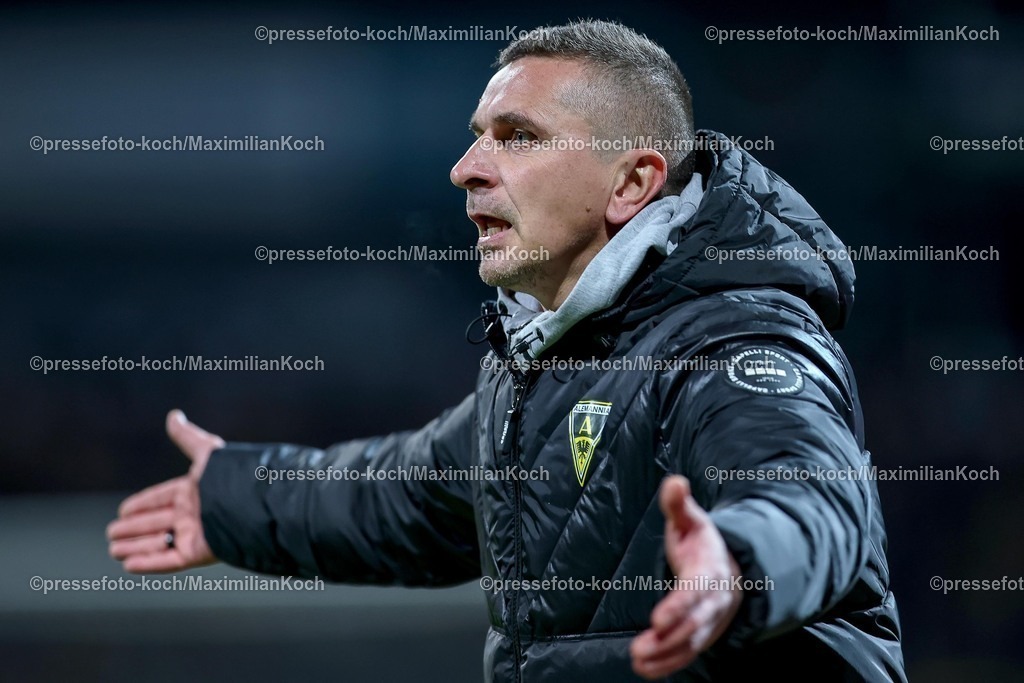 FKo26022601026 | 26.02.2026, Fußball, Landespokal Mittelrhein, SC Fortuna Köln - TSV Alemannia Aachen, Südstadion, Viertelfinale Bitburger-Pokal, Saison 2025 2026: Cheftrainer Mersad Selimbegovic  (Alemannia Aachen #hc) gestikulierend am Spielfeldrand   DFB regulations prohibit any use of photographs as image sequences and or quasi-video.
