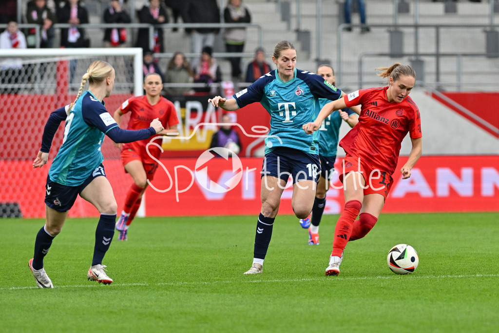 FC Bayern München Frauen - TSG 1899 Hoffenheim Frauen | im Duell Sydney LOHMANN (FCB #12) und Taylor Marie ZIEMER (1. FC Koeln Frauen #18) / Zweikampf / Frauen Bundesliga: FC Bayern München Frauen - 1. FC Köln Frauen, FC Bayern Campus am 05.10.2024