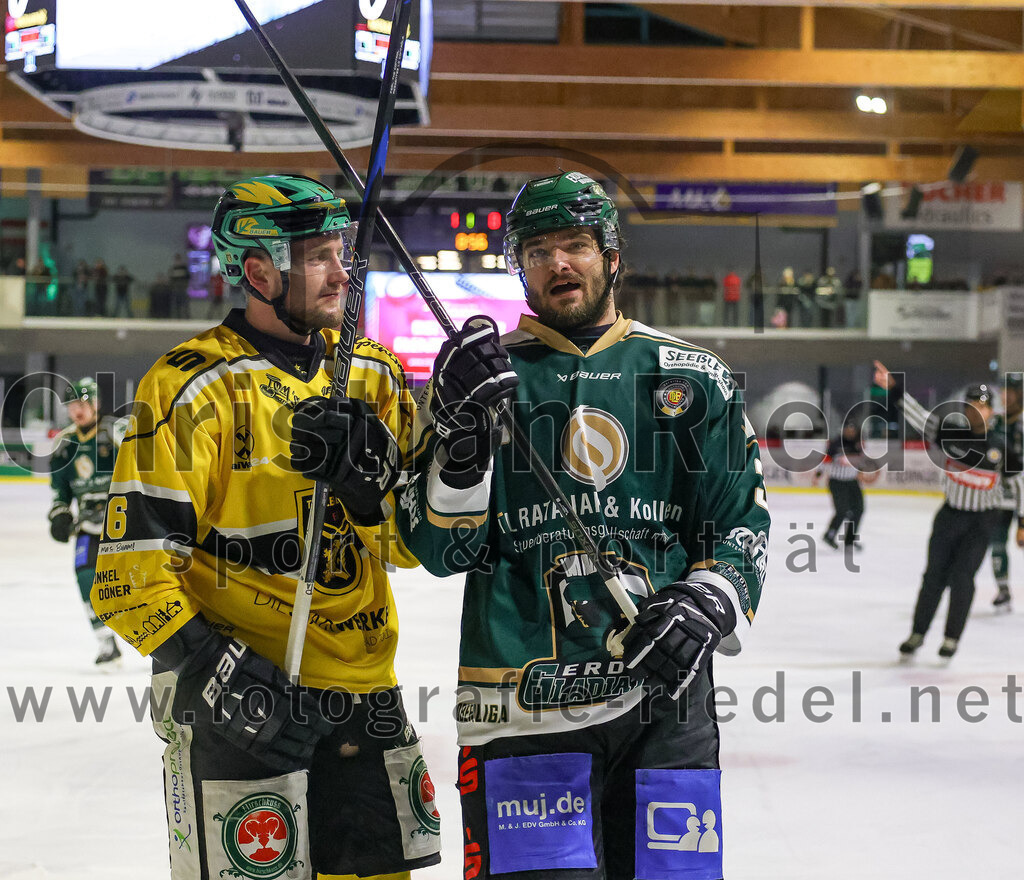 2025-12-19_049_TSV_Erding_gegen_Toelzer_Loewen | Erding, Deutschland, 19.12.2025:Eishockey, Oberliga Süd 2025 / 2026, 27. Spieltag, TSV Erding gegen Tölzer Löwen, Endergebnis: 2:5Alexander Fichtner (Tölzer Löwen, #16), Marc Schmidpeter (Erding Gladiators, #33)Foto: Christian Riedel / fotografie-riedel.net