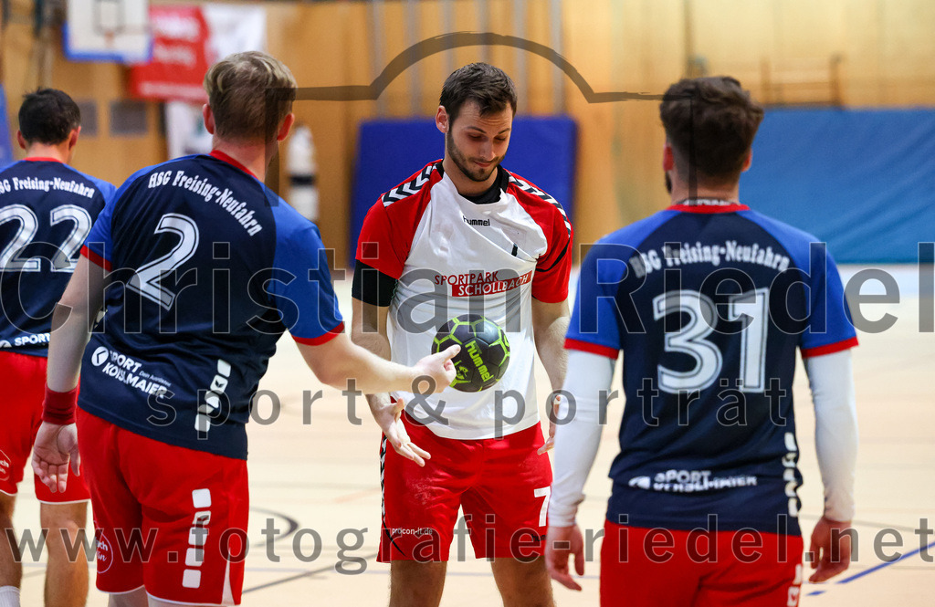2022-09-24_055_SpVgg_Altenerding_gegen_HSG_Freising-Neufahrn | Erding, Deutschland, 24.09.2022:
Handball, Bezirksoberliga Männer 2022 / 2023, 2. Spieltag, SpVgg Altenerding gegen HSG Freising-Neufahrn, Endergebnis: 18:26

Benjamin Moses Becker (HSG Freising-Neufahrn, #2), Simon Dybilasz (SpVgg Altenerding, #7), Petrit Guri (HSG Freising-Neufahrn, #31)

Foto: Christian Riedel / fotografie-riedel.net