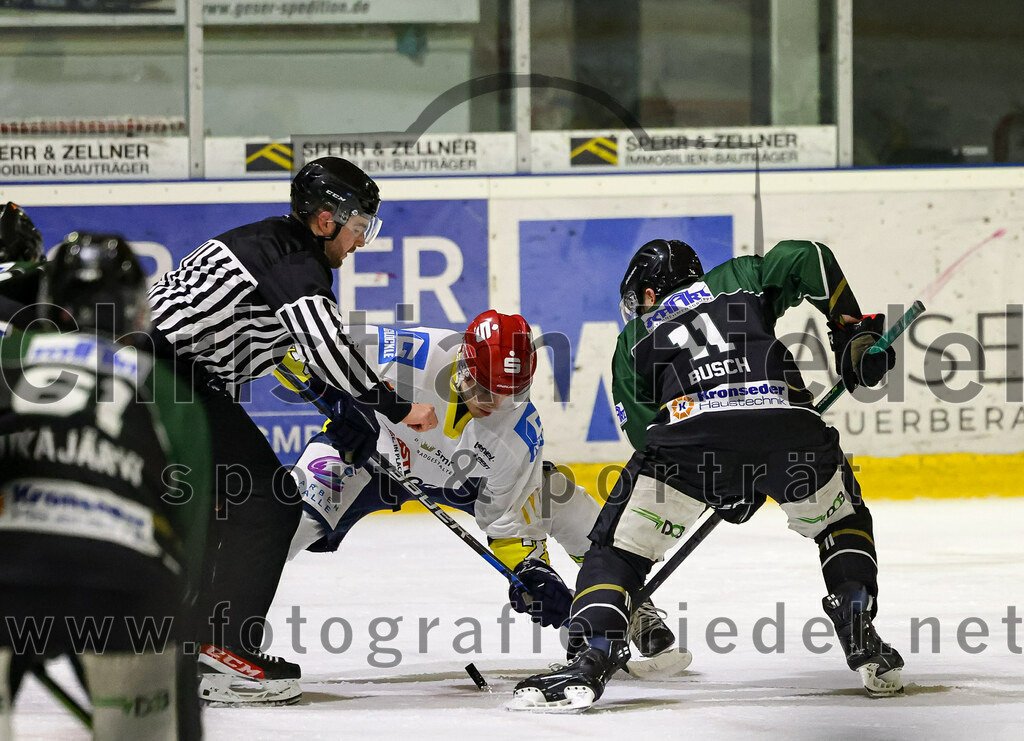 2023-01-06_027_TSV_Erding_gegen_ERV_Schweinfurt | Erding, Deutschland, 06.01.2023:
Eishockey, Bayernliga 2022 / 2023, 26. Spieltag, TSV Erding gegen ERV Schweinfurt, Endergebnis: 7:3

Alexander Asmus (ERV Schweinfurt, #24), Sebastian Busch (Erding Gladiators, #11)

Foto: Christian Riedel / fotografie-riedel.net