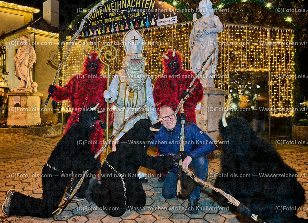 ALP7711_Wieselburger Advent_Nikolaus und Krampusse | (C)FotoLois.com, Alois Spandl, Wieselburger Advent im Schlosspark, Besuch durch den Hl. Nikolaus und seinen Krampussen, Sa 3. Dezember 2022.