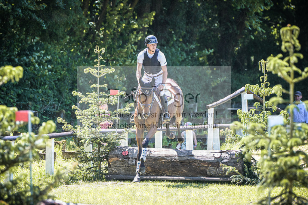 DOS_2123 | Entdecke hochwertige Reitturnierfotos von Foto Oger. Professionell, emotional und authentisch – jetzt Lieblingsmomente im Shop bestellen.Deutschlandweite Turnierfotografie. - Realisiert mit Pictrs.com