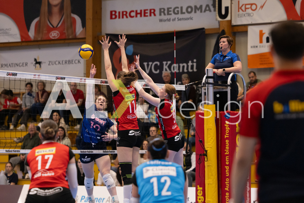 Volleyball I Frauen I Saison 2025-2026 I Volleyball NLA | Women I 1/2 Finals I  VC Kanti Schaffhausen - Sm'Aesch Pfeffingen I 07.03.2026 | 10 Jillian Gillen (USA) (Sm'Aesch Pfeffingen) – Außenangriff  //  11 Kateřina Holásková (CZ) (VC Kanti Schaffhausen) – Mitte  //  3 Sydney Cole (USA) (VC Kanti Schaffhausen) – Pass / Zuspiel - Realisiert mit Pictrs.com