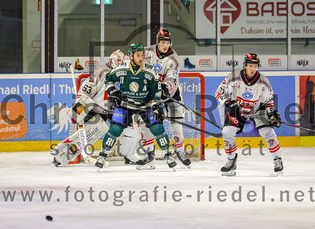 2025-12-14_069_TSV_Erding_gegen_ECDC_Memmingen_Indians | Erding, Deutschland, 14.12.2025:Eishockey, Oberliga Süd 2025 / 2026, 26. Spieltag, TSV Erding gegen ECDC Memmingen Indians, Endergebnis: 1:2Torwart Bastian Flott-Kucis (ECDC Memmingen Indians, #53), Maximilian Forster (Erding Gladiators, #81)Foto: Christian Riedel / fotografie-riedel.net