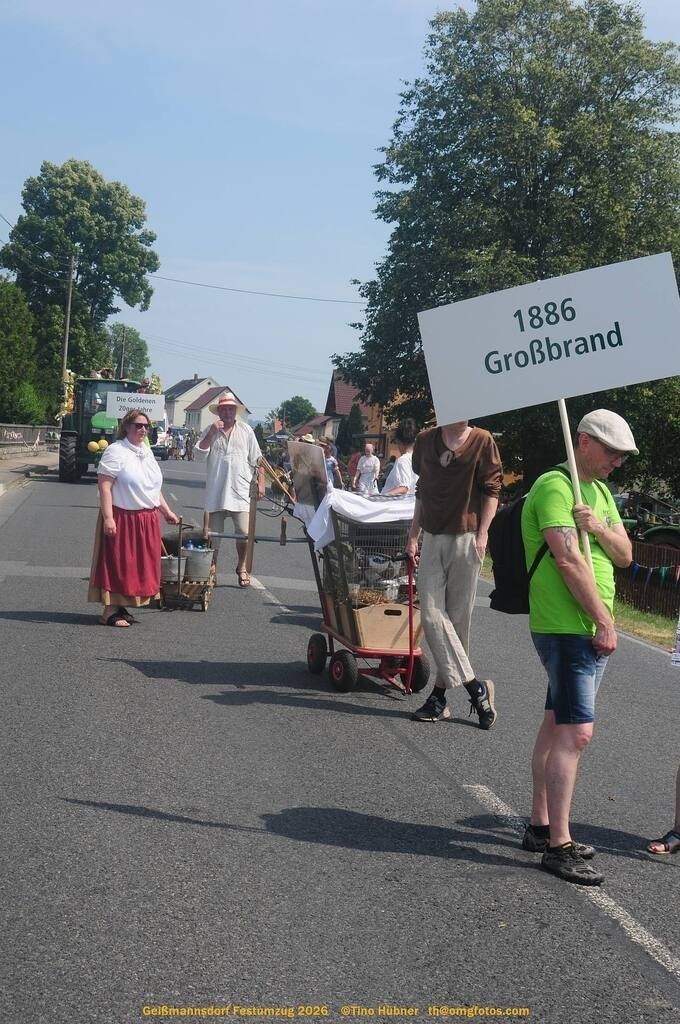 Geißmannsdorf-2026-Festumzug-104 | Festumzug in Geißmannsdorf bei Bischofswerda im Juni 2026. Fotografische Eindrücke und Momentaufnahmen vom Festumzug anläßlich des 800-jährigen Bestehens von Geißmannsdorf - mit Teilnehmern und Gästen, Strohpuppen und geschmückten Vorgärten und Grundstücken - Realisiert mit Pictrs.com