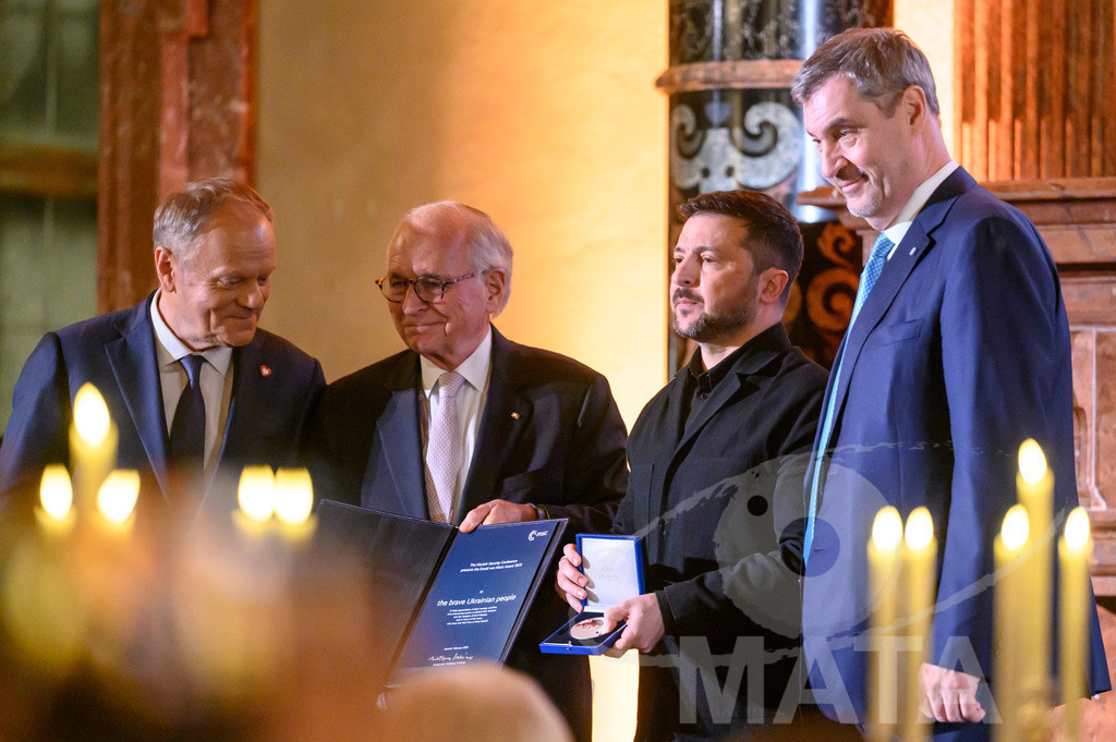 _DWI5442-2 | Politiker Donald Tusk (Civic Coalition), Ministerpräsident der Republik Polen, Diplomat Wolfgang Ischinger, Vorsitzender der Münchner Sicherheitskonferenz, Politiker Wolodymyr Selenskyj, Präsident der Ukraine und Bayerns Ministerpräsident Markus Söder (CSU) in der Münchner Residenz bei der Verleihung des Ewald-von-Kleist-Preises. Der diesjährige Ewald-von-Kleist-Preis wird am Rande der Münchner Sicherheitskonferenz 2026 an das ukrainische Volk vergeben. München, 14.02.2026 Bayern Deutschland - Realisiert mit Pictrs.com