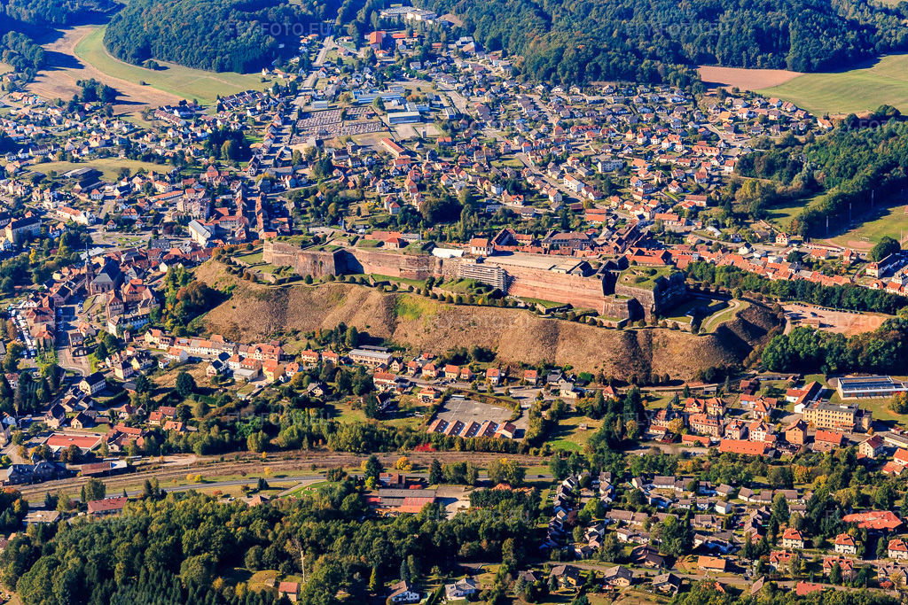 Vue aérienne: Citadelle de Bitche vue de l'est à Bitsch dans le département Moselle, France – .Photo: IMG_095149.jpg prise le 16/10/2016 par Werner Riehm/FLY-FOTO.eu – Résolution de l'original: 5472 x 3648 px